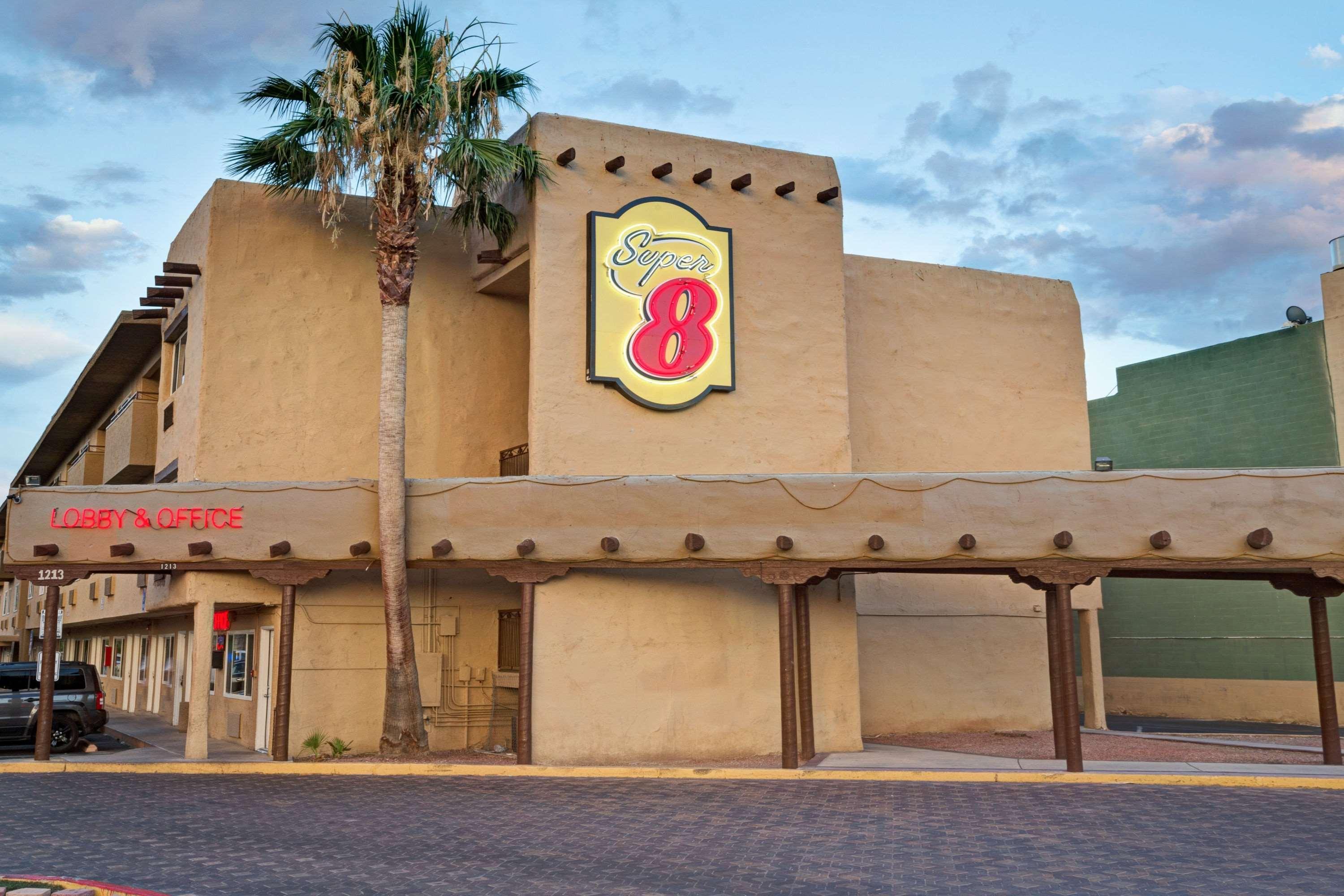 Super 8 By Wyndham Las Vegas North Strip/Fremont St. Area Dış mekan fotoğraf