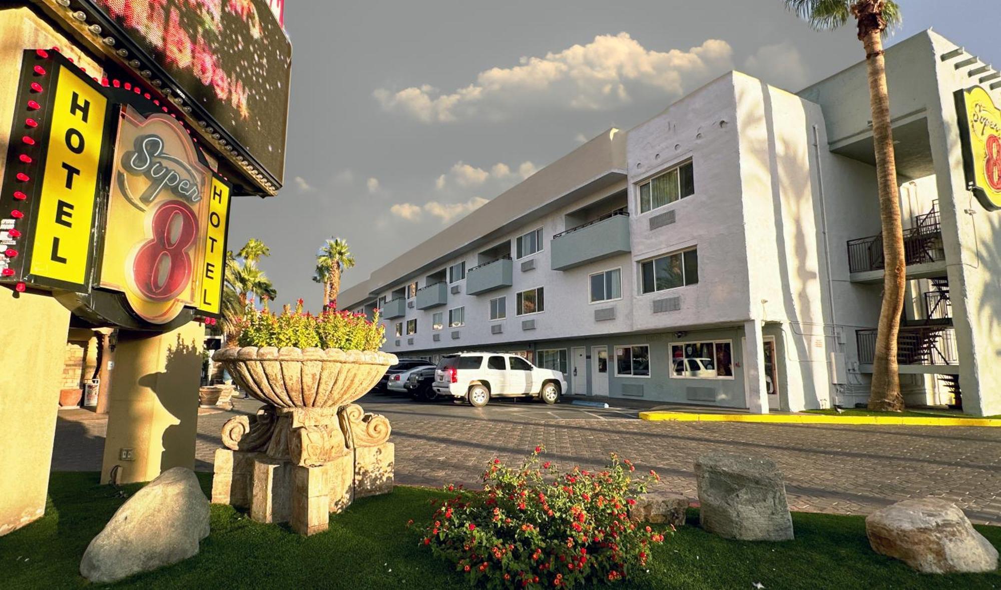 Super 8 By Wyndham Las Vegas North Strip/Fremont St. Area Dış mekan fotoğraf